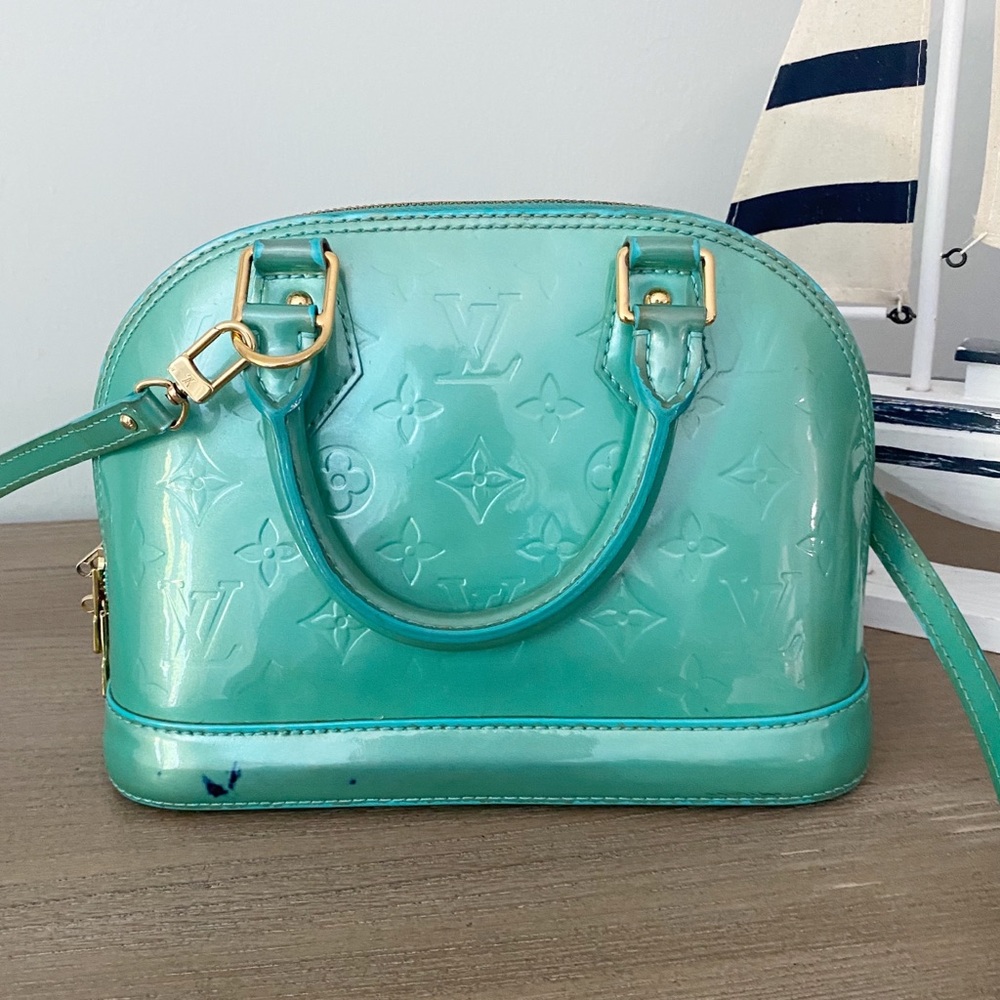 ✨💎ALMA BB💎✨ Auth Louis Vuitton Vernis Crossbody - Picture 3 of 9